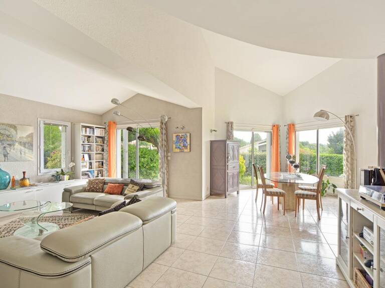 L'UNION - Villa d’architecte T6 au calme absolu – Pièce de vie déplafonnée de 75 m², terrain piscinable et dépendances — photo 1
