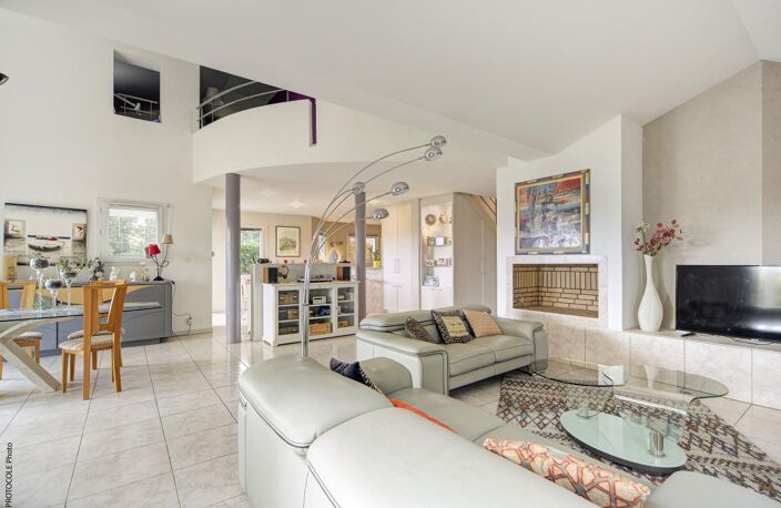 L'UNION - Villa d’architecte T6 au calme absolu – Pièce de vie déplafonnée de 75 m², terrain piscinable et dépendances — photo 2