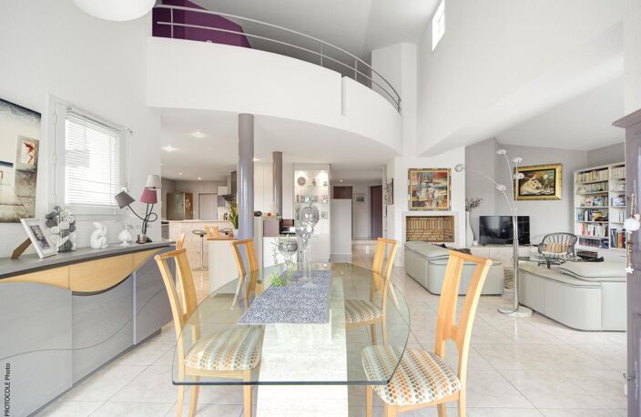 L'UNION - Villa d’architecte T6 au calme absolu – Pièce de vie déplafonnée de 75 m², terrain piscinable et dépendances — photo 4
