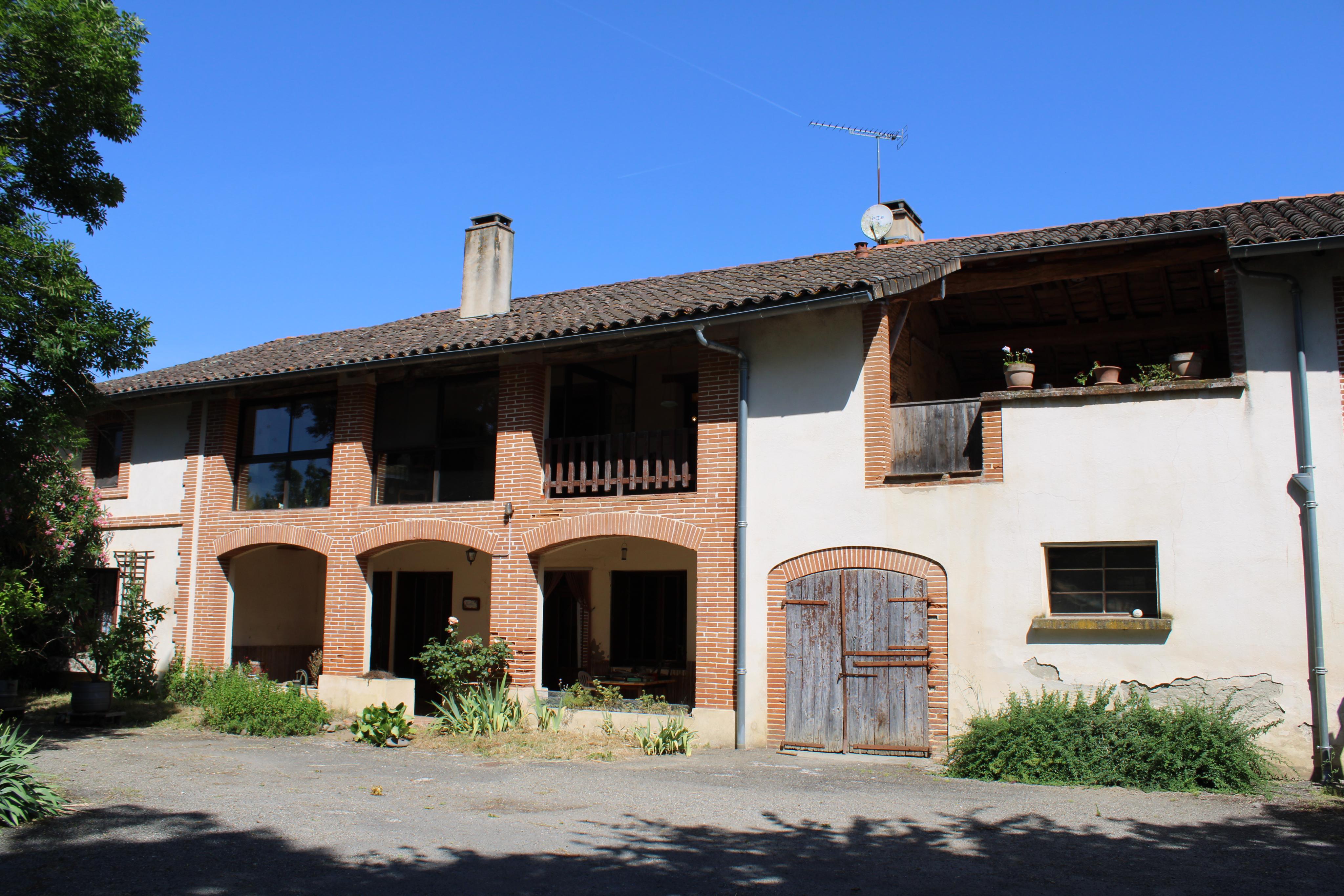 PROPRIETE DE 10 HECTARES AVEC DEUX APPARTEMENTS ET DIVERSES DEPENDANCES
