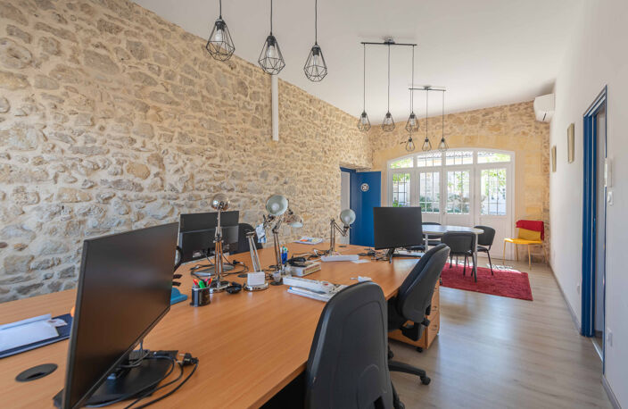 BUREAUX A VENDRE - 146 m2 - DANS UNE AILE DE CHATEAU — photo 4