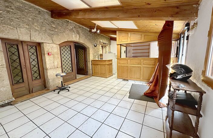 Soleilhas : Ancien Hôtel-Restaurant avec Jardin et Fort Potentiel — photo 3