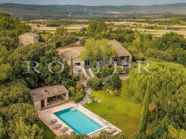 Gordes, belle propriété en pierres avec dépendance, offrant des — photo du bien