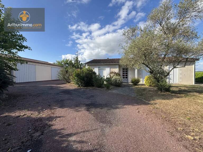 Maison  avec jardin et garages — photo 1