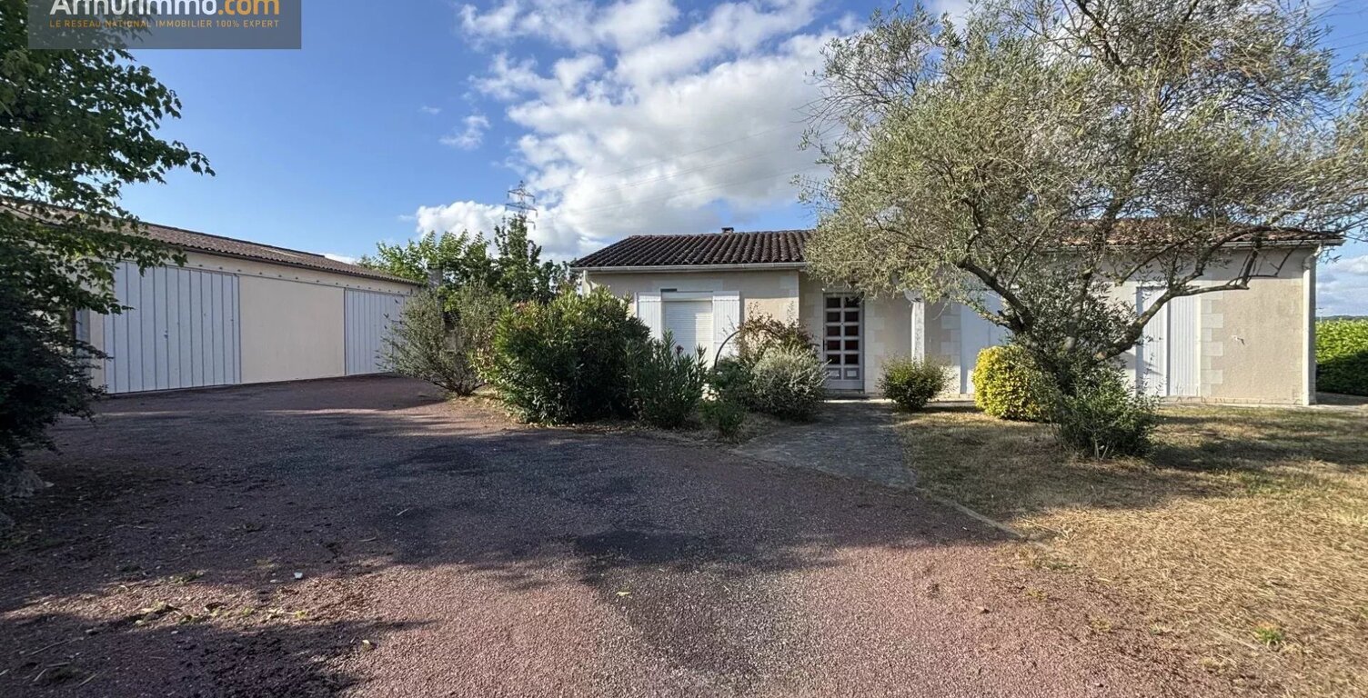 Maison  avec jardin et garages — photo 1