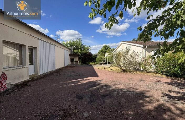 Maison  avec jardin et garages — photo 2