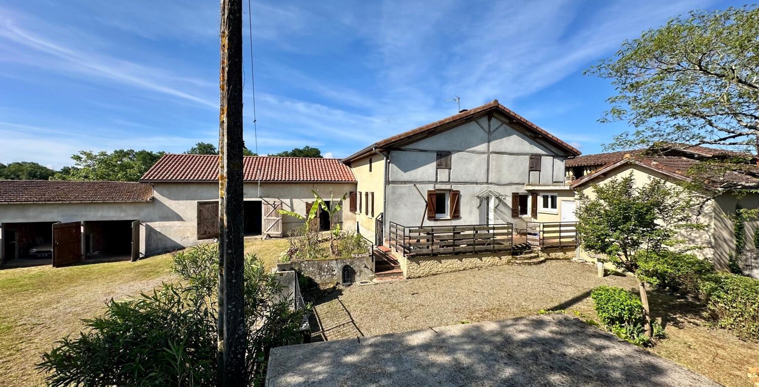 Maison de caractère d'environ 185 m² avec nombreuses dépendances et combles aménageables. — photo 1