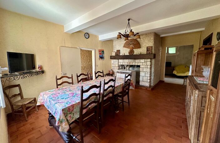 Maison de caractère d'environ 185 m² avec nombreuses dépendances et combles aménageables. — photo 2