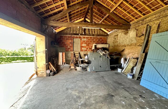 Maison de caractère d'environ 185 m² avec nombreuses dépendances et combles aménageables. — photo 4