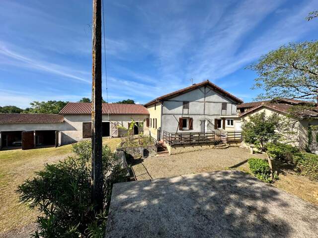 Maison de caractère d'environ 185 m² avec nombreuses dépendances et combles aménageables. — photo du bien