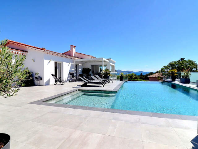 VENTE EN EXCLUSIVITE - SAINT AYGULF - Villa de 197 m2 avec piscine et vue mer — photo du bien