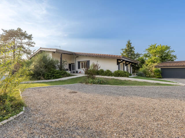 Aux portes du golf, plus de 3 200 m2 de quiétude pour une vraie vie de famille. — photo du bien