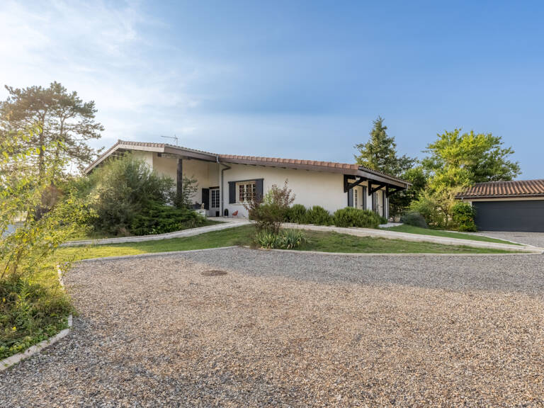 Aux portes du golf, plus de 3 200 m2 de quiétude pour une vraie vie de famille. — photo 1