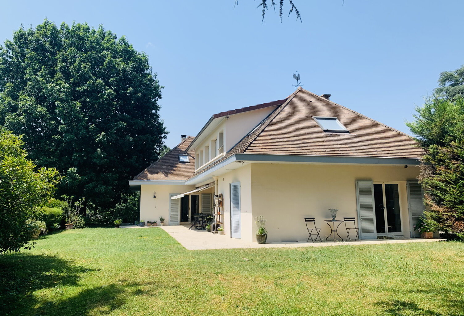 Exceptionnel, centre de charbonnières les bains, belle propriété sur beau terrain avec vue — photo 1