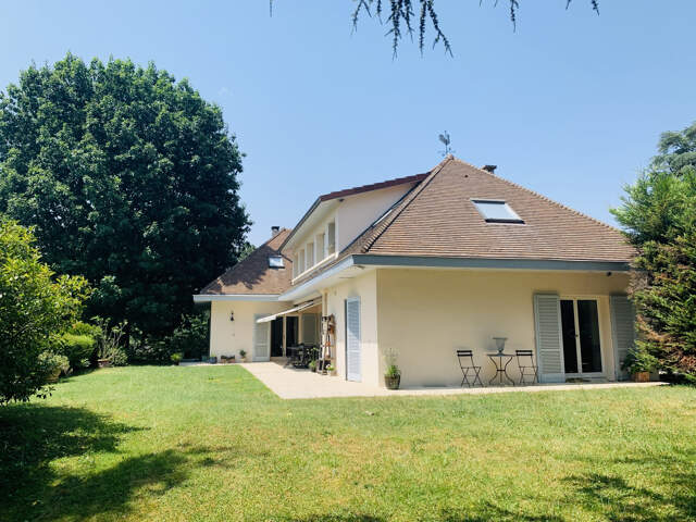Exceptionnel, centre de charbonnières les bains, belle propriété sur beau terrain avec vue — photo du bien
