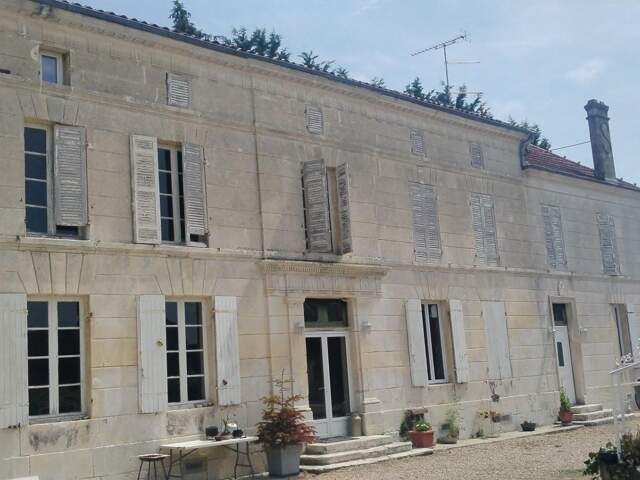 Bel ensemble immobilier, avec Majestueuse maison de Maitre et ses nombreuses dépendances. — photo du bien