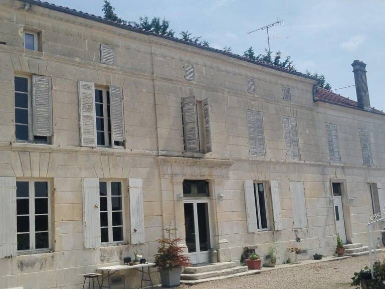 Bel ensemble immobilier, avec Majestueuse maison de Maitre et ses nombreuses dépendances. — photo 1