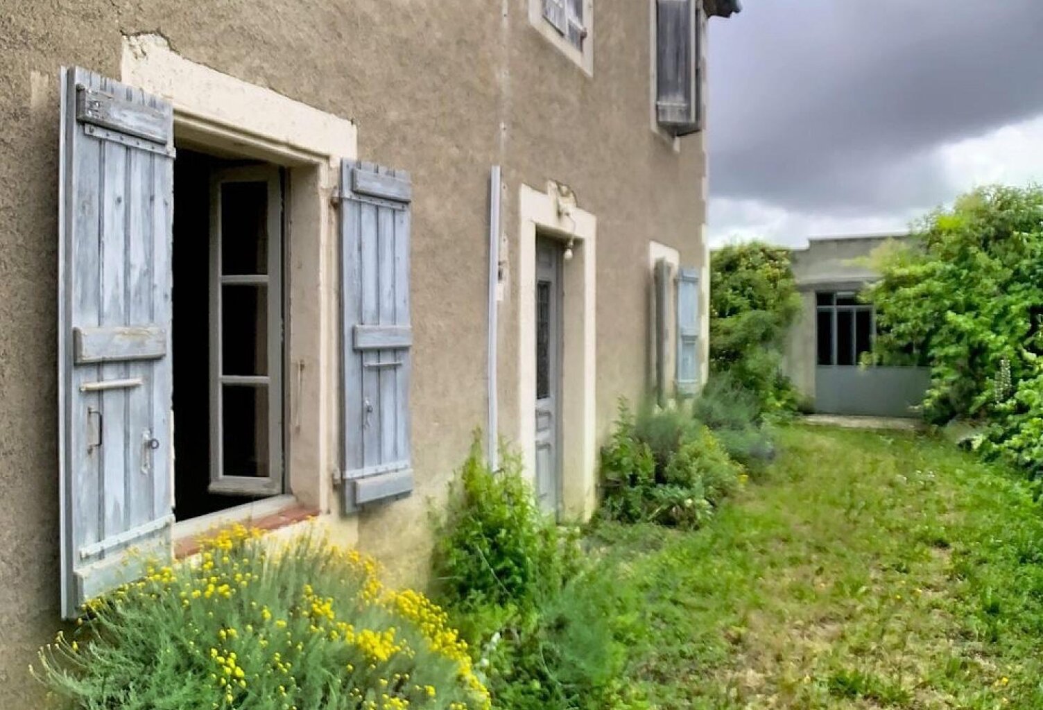 Maison ancienne en pierre avec jardin et dependances — photo 1