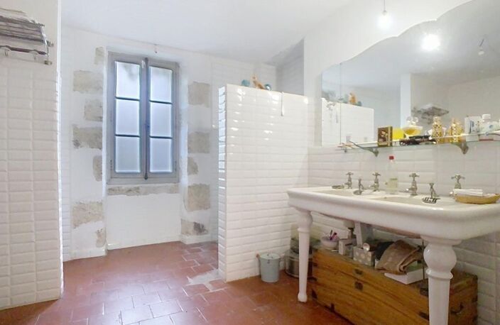 Maison ancienne en pierre avec jardin et dependances — photo 4