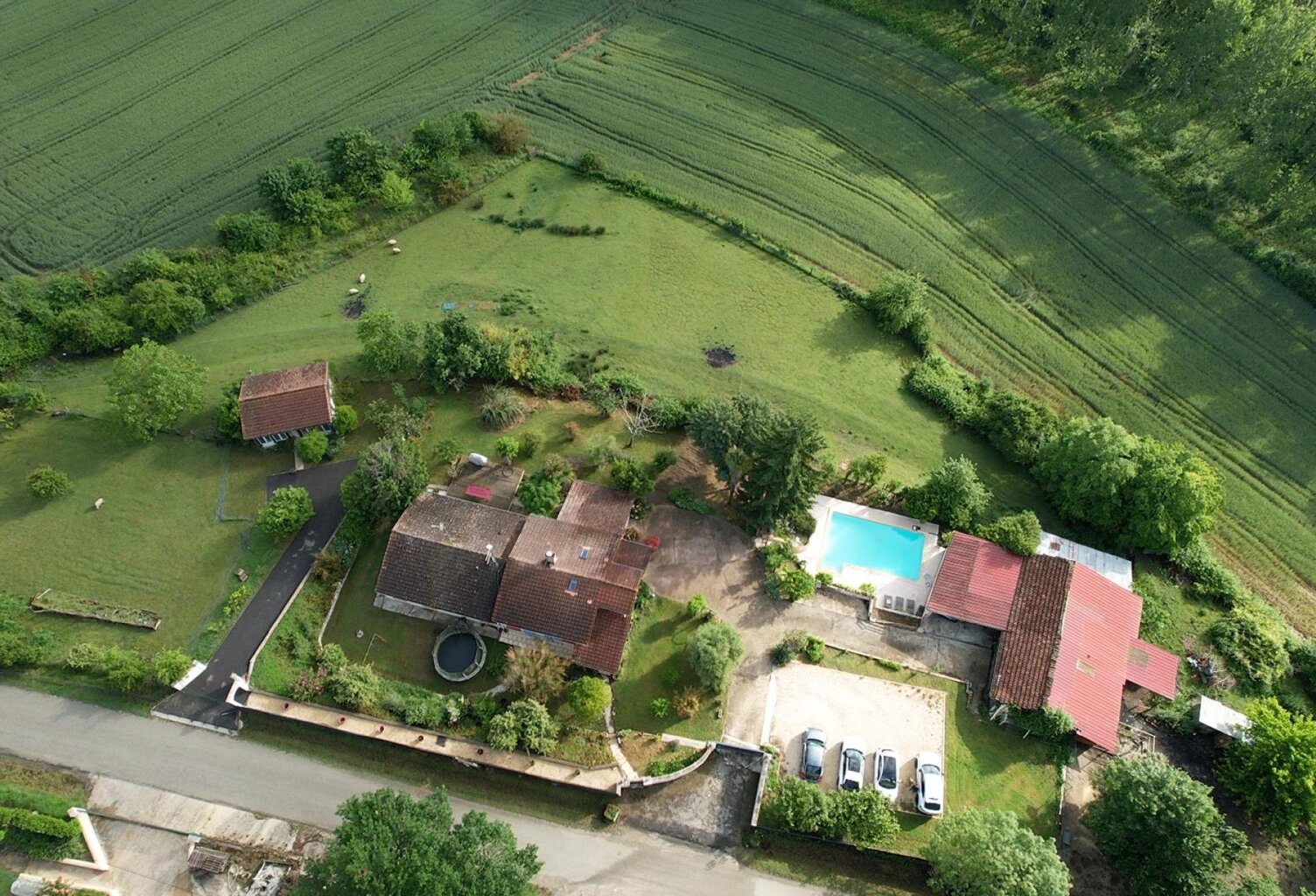 Maison avec piscine et 4 chambres et 1 bureau — photo 1