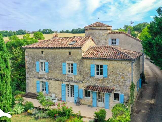 Maison en pierre de 4 pièces principales — photo du bien