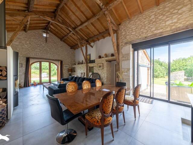 Maison en pierre de 5 pièces principales — photo du bien