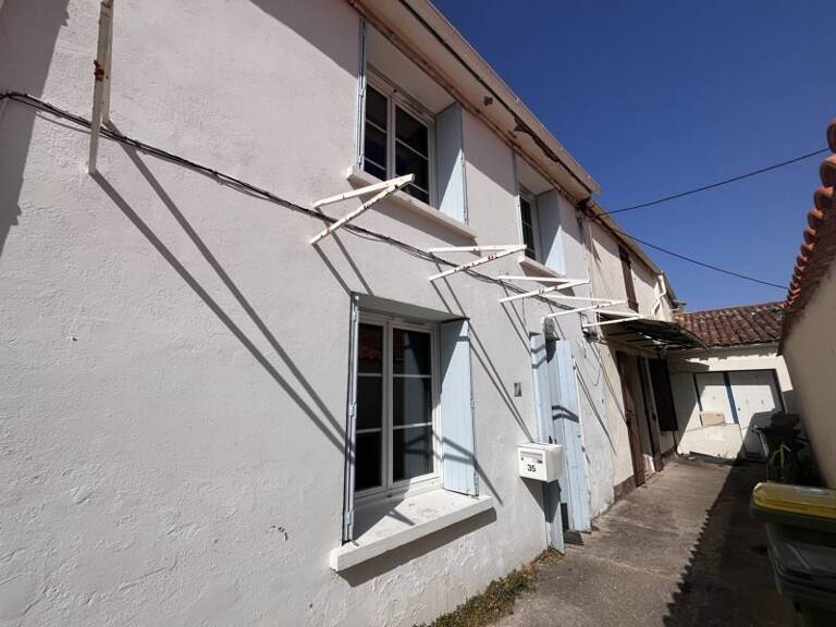 Maison en pierre de 3 pièces principales — photo 1