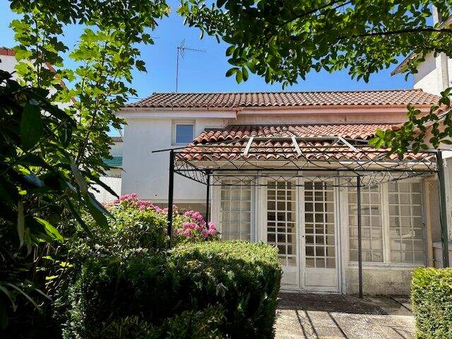 Saintes, maison à rafraîchir avec jardin et garage — photo du bien
