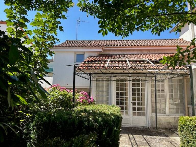 Saintes, maison à rafraîchir avec jardin et garage — photo 1
