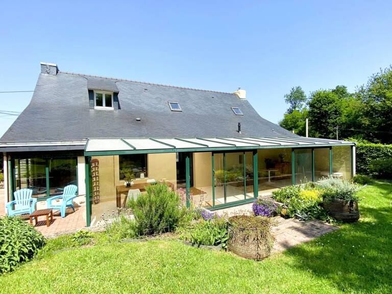 Propriété en pierre 208 m² dont 45 m² de véranda + grange 180 m² – Accessible PMR – 7000 m² – 20 min de Vannes! — photo 1
