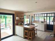 Propriété en pierre 208 m² dont 45 m² de véranda + grange 180 m² – Accessible PMR – 7000 m² – 20 min de Vannes! — photo 2