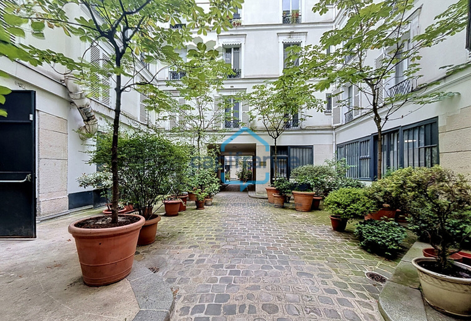 PARIS XIe – À DEUX PAS DU CANAL SAINT-MARTIN — photo 1