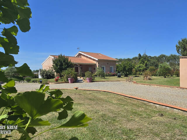 Maison familiale 136 m², quatre chambres, avec piscine sur plus de 2500 m² de terrain arboré et clôturé — photo du bien