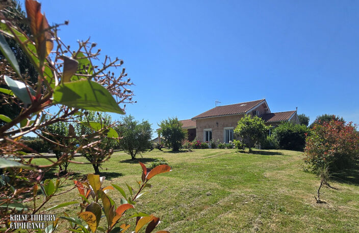 Maison familiale 136 m², quatre chambres, avec piscine sur plus de 2500 m² de terrain arboré et clôturé — photo 2