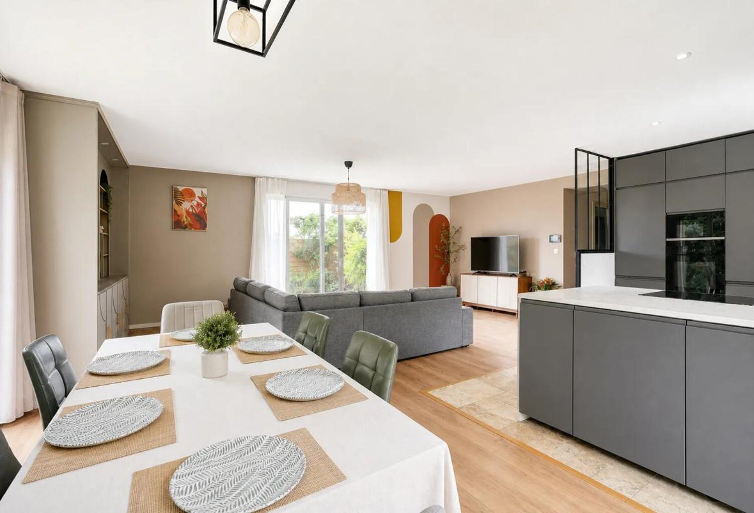 Maison familiale, piscine, jacuzzi et espaces extérieurs — photo 1