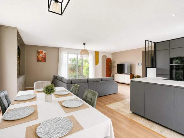Maison familiale, piscine, jacuzzi et espaces extérieurs — photo du bien