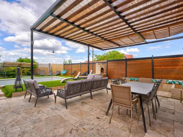 Maison familiale, piscine, jacuzzi et espaces extérieurs — photo du bien