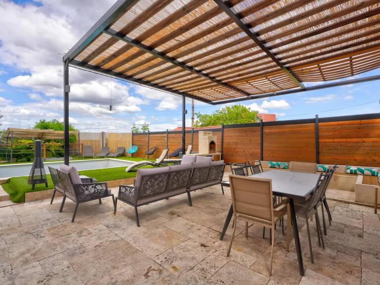 Maison familiale, piscine, jacuzzi et espaces extérieurs — photo 1