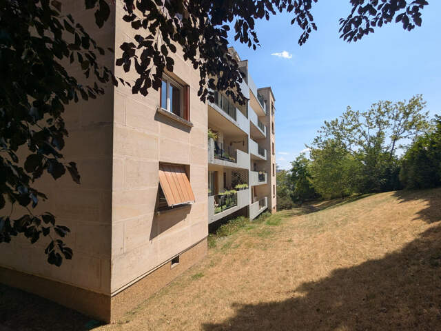 Grand appartement en location avec balcon à Fontenay-Aux-Ros — photo du bien