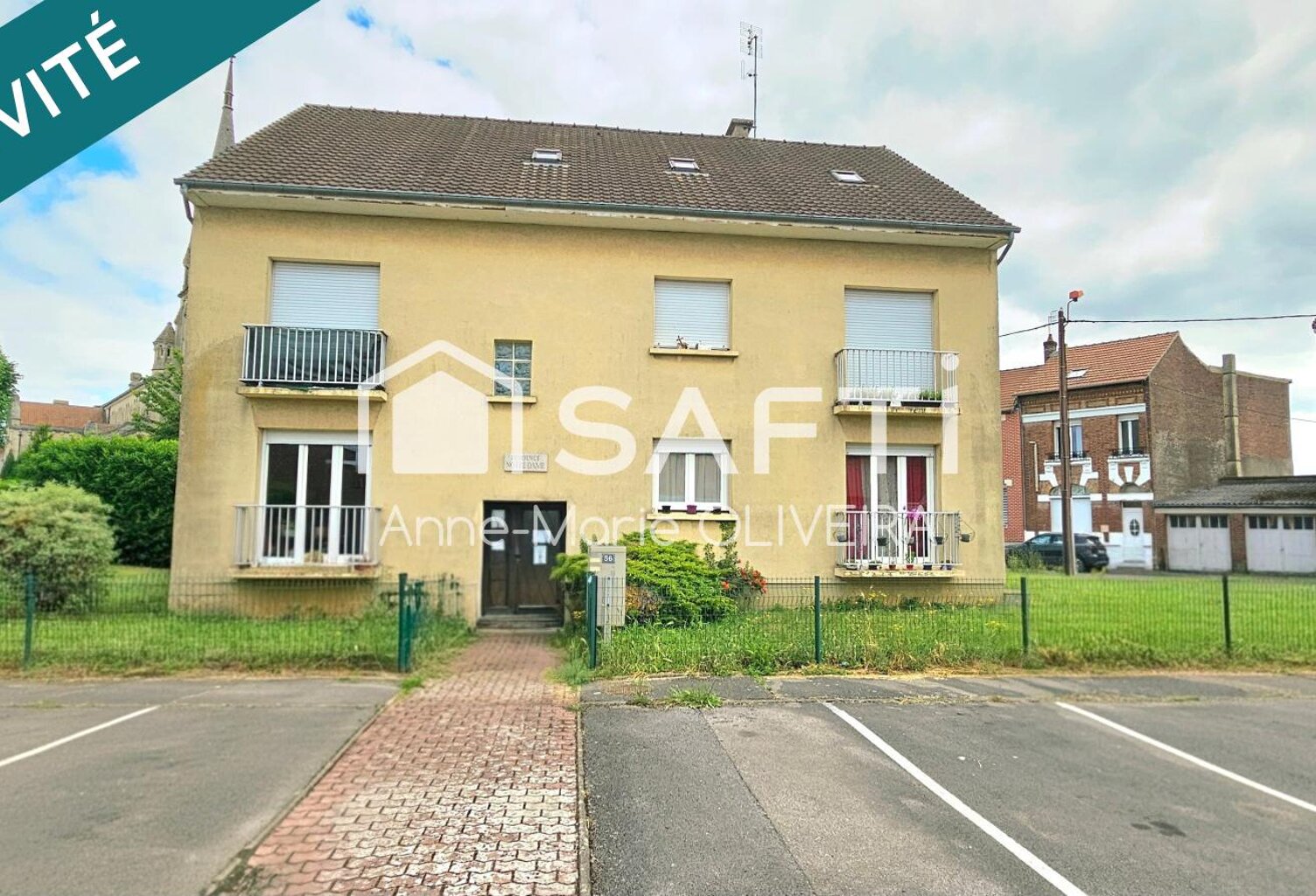 Immeuble en monopropriété offrant un bon rapport : avec 5 lots, garages, caves, jardin, stationnement ext, poche gare et commodités. — photo 1