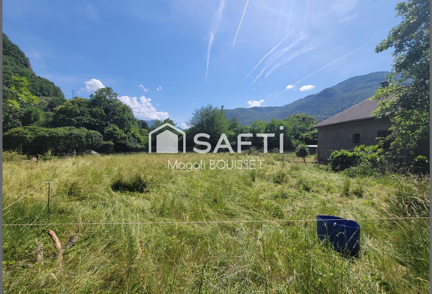 A Fronsac Terrain constructible de 737m²,  plat et clos sur trois côtes et vue sur les montagnes. — photo 1