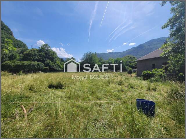 A Fronsac Terrain constructible de 737m²,  plat et clos sur trois côtes et vue sur les montagnes. — photo du bien