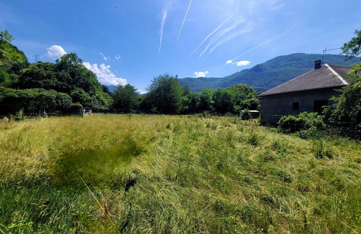 A Fronsac Terrain constructible de 737m²,  plat et clos sur trois côtes et vue sur les montagnes. — photo 2