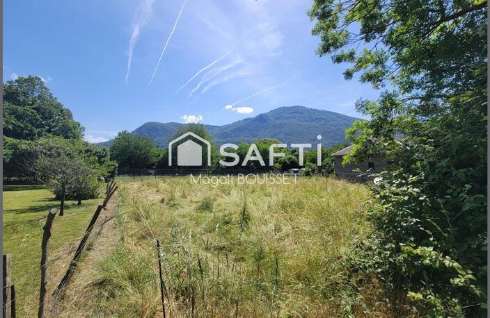 A Fronsac Terrain constructible de 737m²,  plat et clos sur trois côtes et vue sur les montagnes. — photo 3