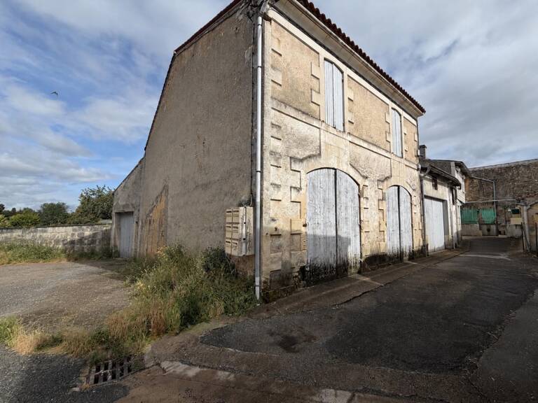 Garage à fort potentiel au coeur de Mirambeau — photo 1