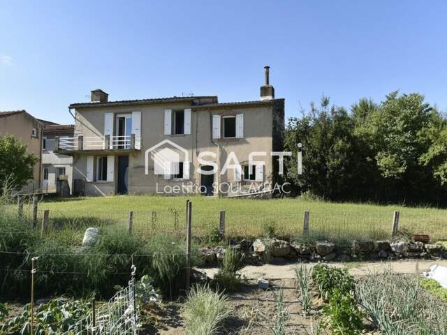 Maison de village rénovée de 108m² avec garage et jardin. — photo du bien