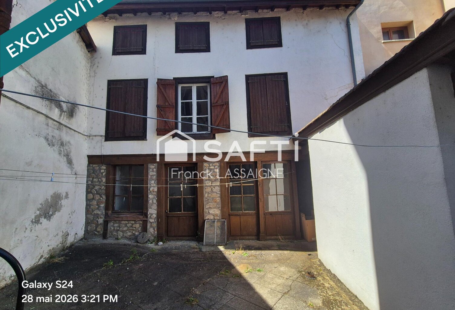 Ensemble immobilier avec cour intérieure et garage — photo 1