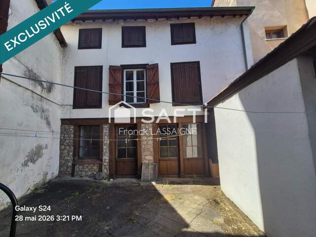 Ensemble immobilier avec cour intérieure et garage — photo du bien