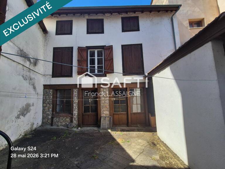 Ensemble immobilier avec cour intérieure et garage — photo 1