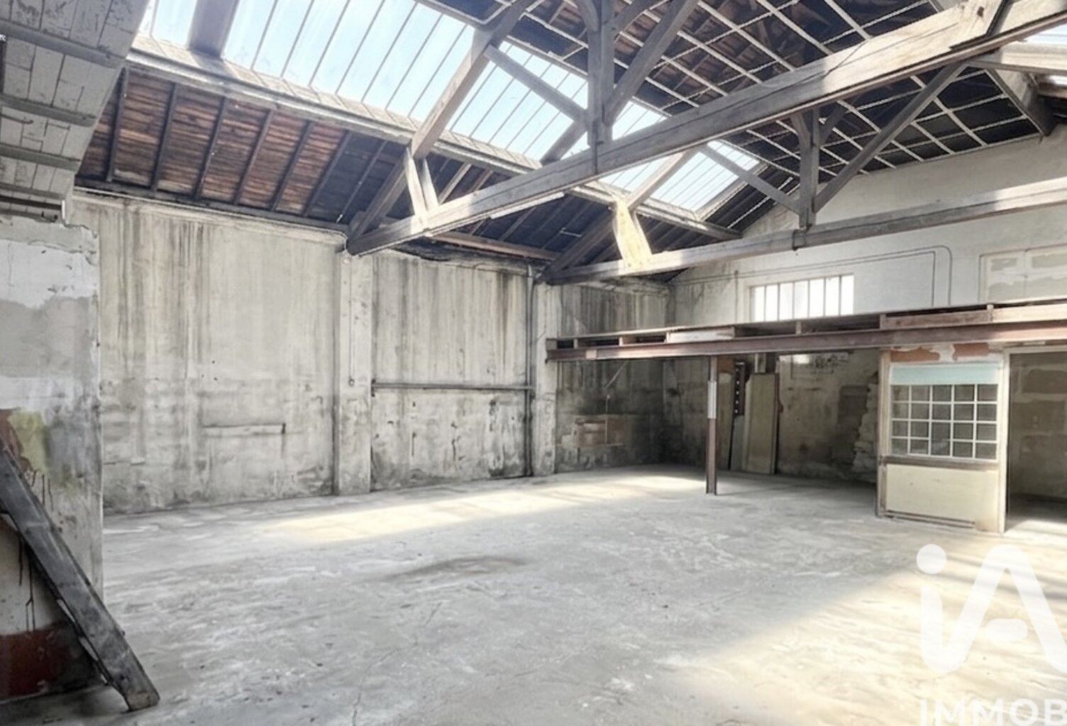 Vente Garage 200 m&sup2; — photo 1